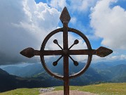 61 Dall'altare di Capanna 2000 nuvoloni sulle cime  